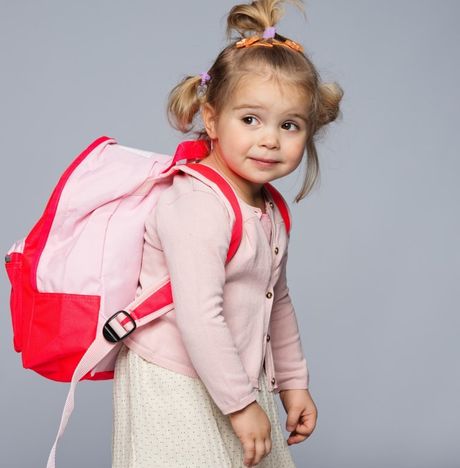 skolak naročne ucenie skolsky batoh tazke ucebnice vela nosia deti do skoly