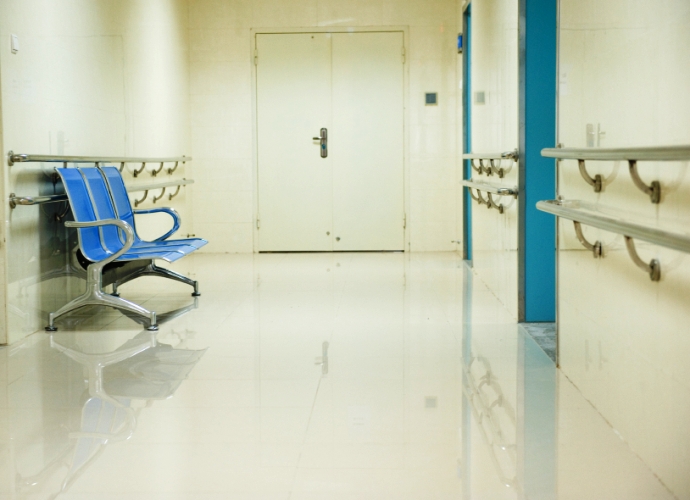 a row of chairs in the hospital hallway.